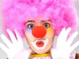 Pembe Renk Kıvırcık Bonus Peruk ve Kırmızı Burun Seti